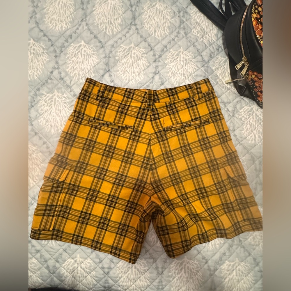 Hot Topic Yellow Plaid Cargo Shorts - Picture 5 of 5